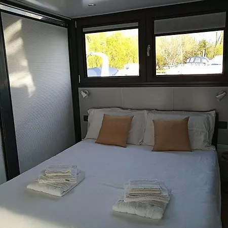 Hotel na wodzie Celesia Sky Water Andromeda Sesto Calende